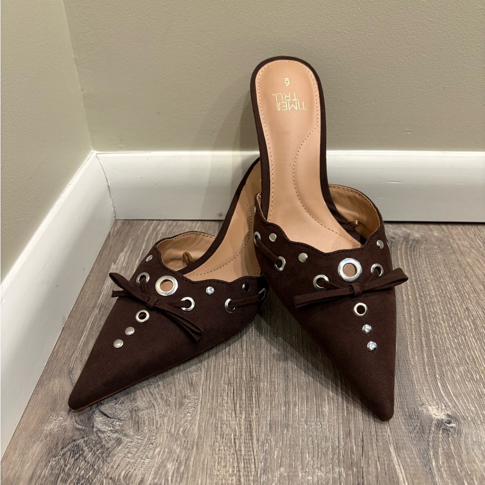 Faux Suede New Kitten Heels with Grommet Embellishments SZ 6
